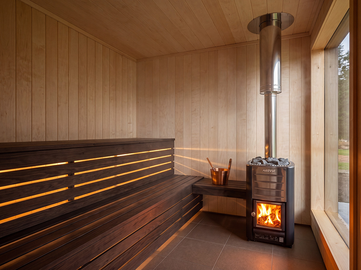 Medinė lauko sauna prie modernaus namo